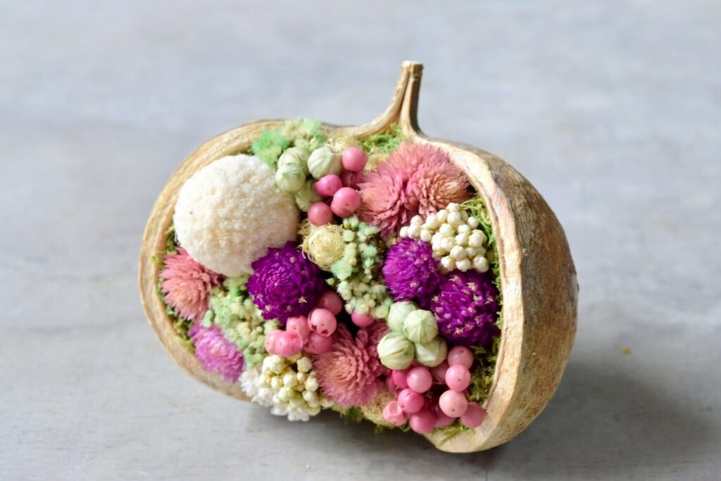 東京の花屋。幸福をもたらすと言われる縁起物のブッダナッツを器にした叢屋Kusamurayaドライフラワーアレンジ 誕生日・記念日ギフトや自宅インテリアにおすすめ。