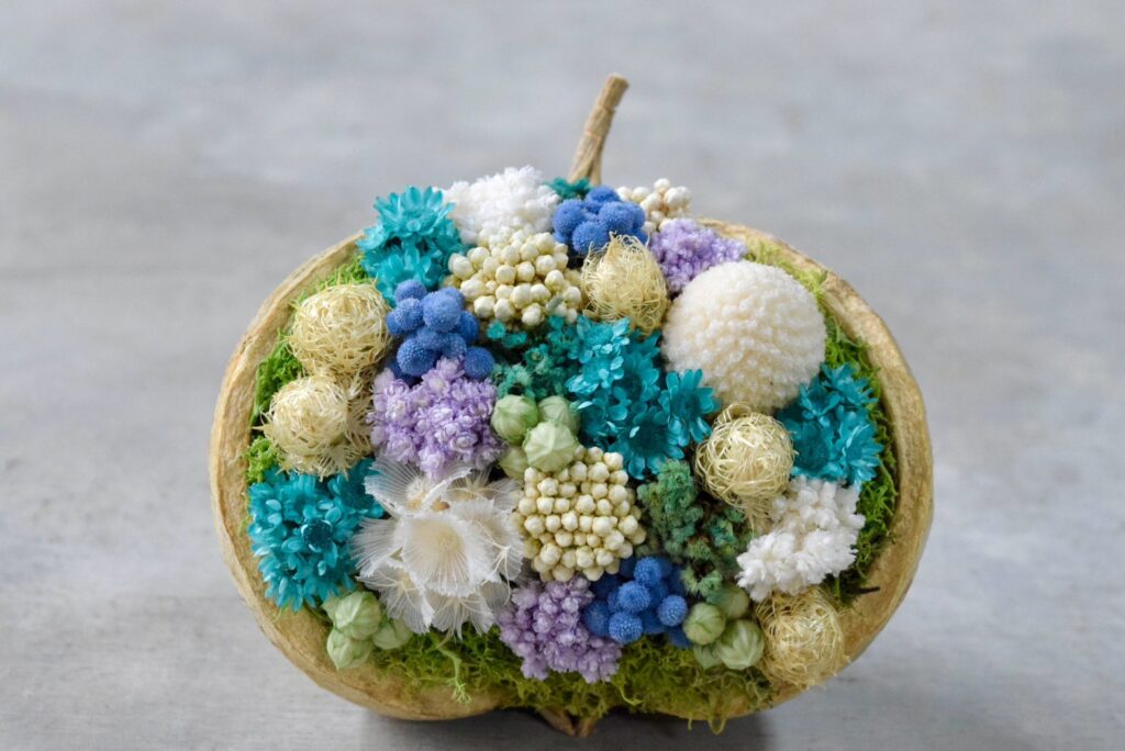 東京の花屋。幸福をもたらすと言われる縁起物のブッダナッツを器にした叢屋Kusamurayaドライフラワーアレンジ 誕生日・記念日ギフトや自宅インテリアにおすすめ。