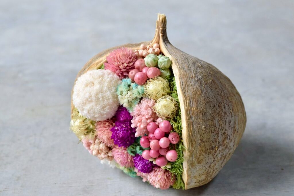 東京の花屋。幸福をもたらすと言われる縁起物のブッダナッツを器にした叢屋Kusamurayaドライフラワーアレンジ 誕生日・記念日ギフトや自宅インテリアにおすすめ。