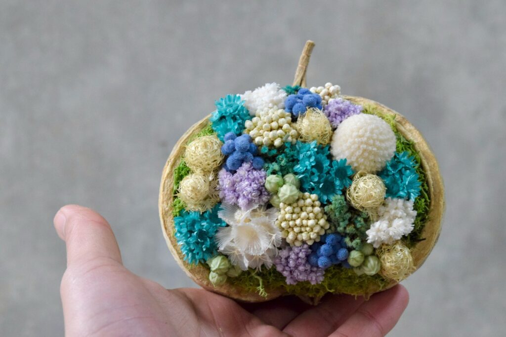 東京の花屋。幸福をもたらすと言われる縁起物のブッダナッツを器にした叢屋Kusamurayaドライフラワーアレンジ 誕生日・記念日ギフトや自宅インテリアにおすすめ。