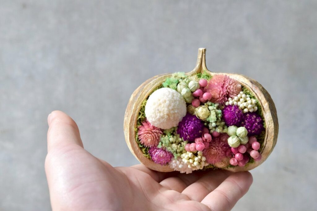東京の花屋。幸福をもたらすと言われる縁起物のブッダナッツを器にした叢屋Kusamurayaドライフラワーアレンジ 誕生日・記念日ギフトや自宅インテリアにおすすめ。