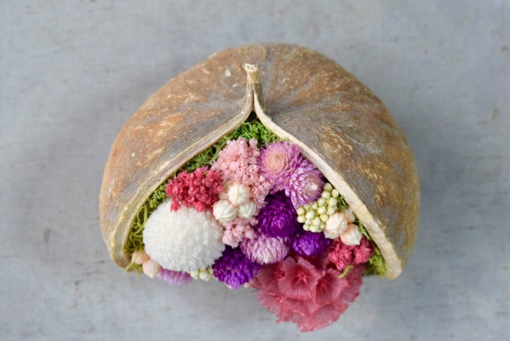 東京の花屋。幸福をもたらすと言われる縁起物のブッダナッツを器にした叢屋Kusamurayaドライフラワーアレンジ 誕生日・記念日ギフトや自宅インテリアにおすすめ。