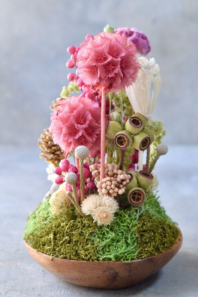 東京の花屋 叢屋Kusamurayaのドライフラワーインテリア雑貨。アンティーク調の木皿(ウッドプレート)を使った、自宅用やギフト用に人気のアレンジメント。