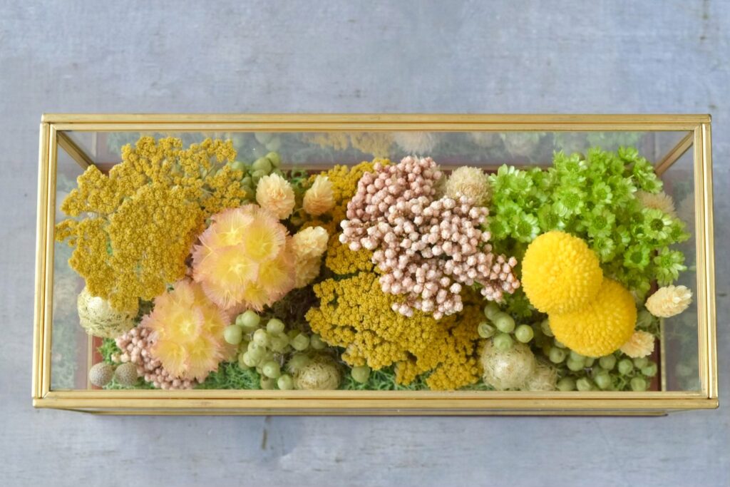 東京の花屋 叢屋Kusamurayaのドライフラワーインテリア雑貨。アンティーク調ガラスケース入りで、自宅用やギフト用に人気のアレンジメント。
