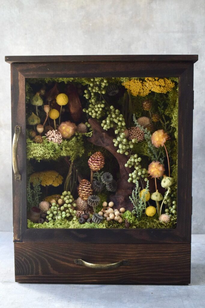 東京の花屋 叢屋Kusamurayaのドライフラワーインテリア雑貨。絵画のように壁掛けにして飾れる丸型のドライフラワー装花