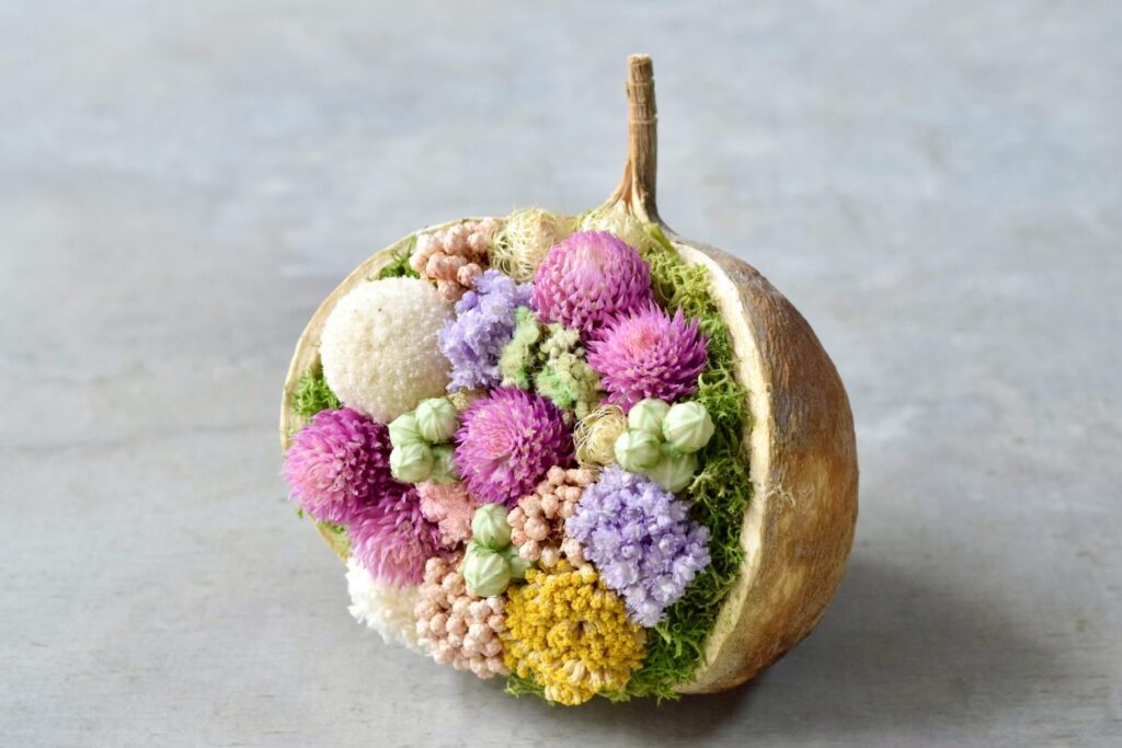 東京の花屋『叢屋kusamuraya』が手がける幸福をもたらすと言われる縁起物のブッダナッツを器にしたドライフラワーアレンジ