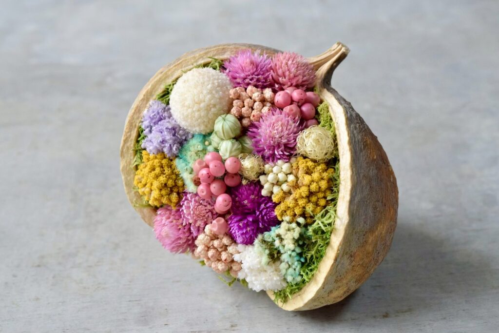 東京の花屋『叢屋kusamuraya』が手がける幸福をもたらすと言われる縁起物のブッダナッツを器にしたドライフラワーアレンジ