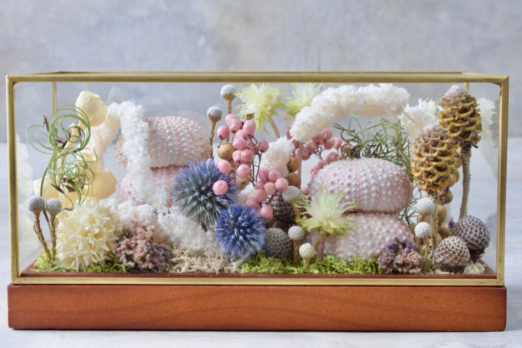 東京の花屋 叢屋Kusamurayaのドライフラワーインテリア雑貨。アンティーク調ガラスケース入りで、自宅用やギフト用に人気のアレンジメント。