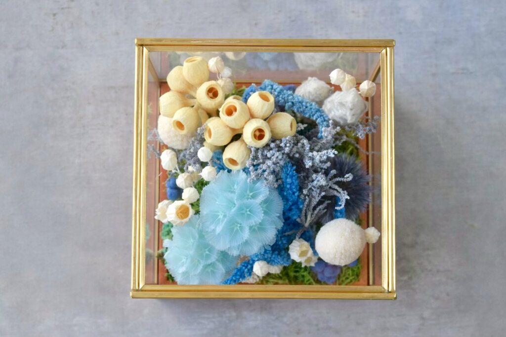 東京の花屋 叢屋Kusamurayaのドライフラワーインテリア雑貨。アンティーク調ガラスケース入りで、自宅用やギフト用に人気のアレンジメント。