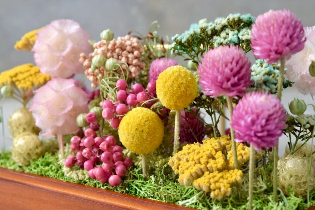 東京の花屋 叢屋Kusamurayaのドライフラワーインテリア雑貨。アンティーク調ガラスケース入りで、自宅用やギフト用に人気のアレンジメント。