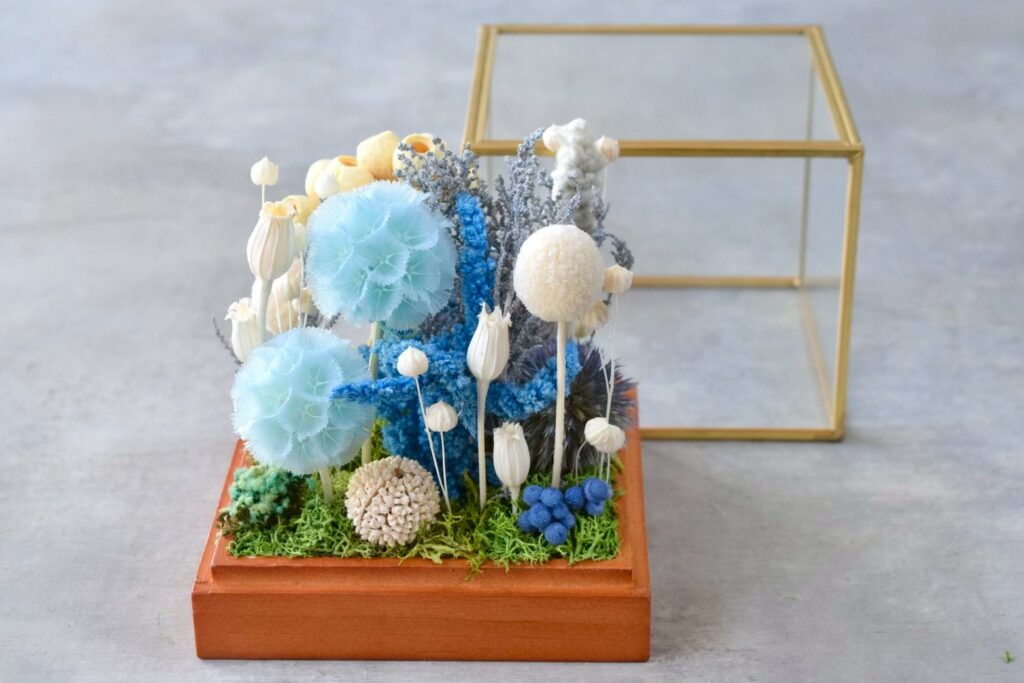 東京の花屋 叢屋Kusamurayaのドライフラワーインテリア雑貨。アンティーク調ガラスケース入りで、自宅用やギフト用に人気のアレンジメント。