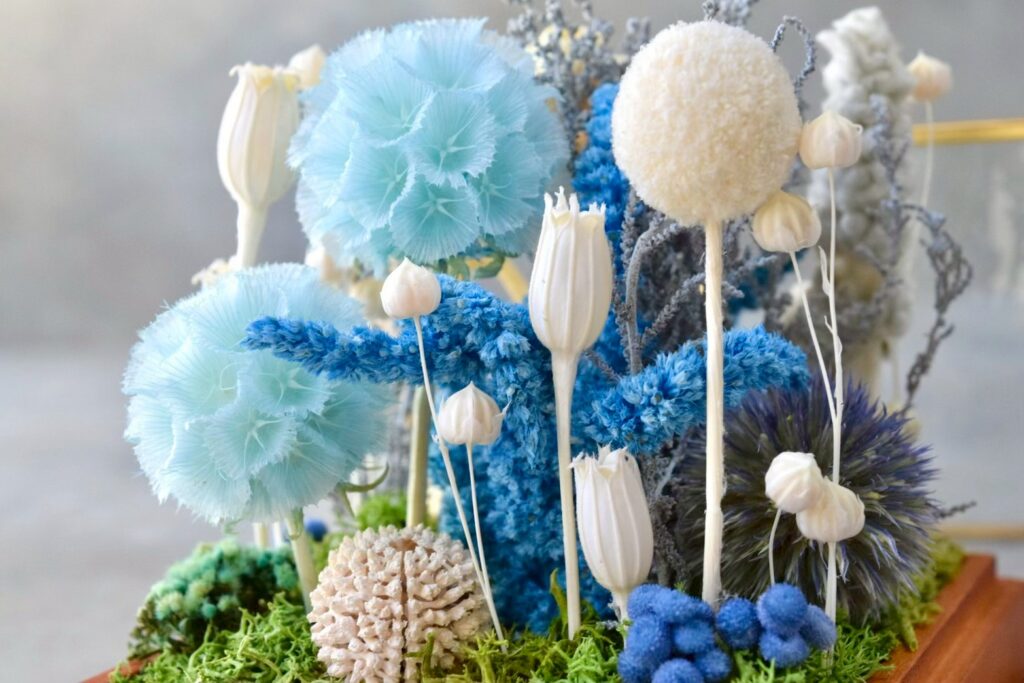 東京の花屋 叢屋Kusamurayaのドライフラワーインテリア雑貨。アンティーク調ガラスケース入りで、自宅用やギフト用に人気のアレンジメント。