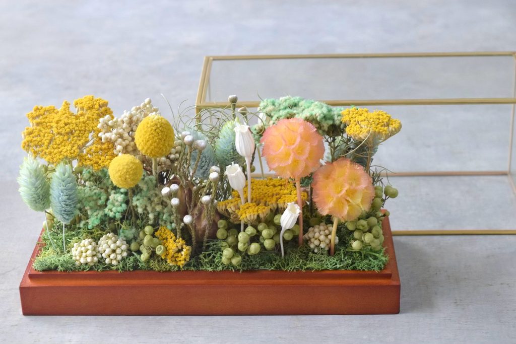 東京の花屋 叢屋Kusamurayaのドライフラワーインテリア雑貨。アンティーク調ガラスケース入りで、自宅用やギフト用に人気のアレンジメント。