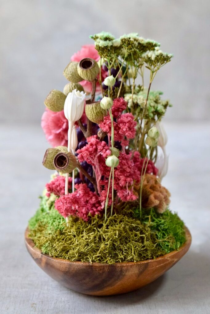 東京の花屋 叢屋Kusamurayaのドライフラワーインテリア雑貨。アンティーク調の木皿(ウッドプレート)を使った、自宅用やギフト用に人気のアレンジメント。