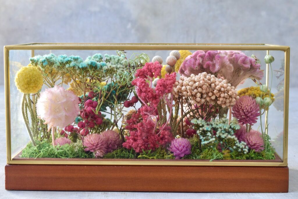 東京の花屋 叢屋Kusamurayaのドライフラワーインテリア雑貨。アンティーク調ガラスケース入りで、自宅用やギフト用に人気のアレンジメント。