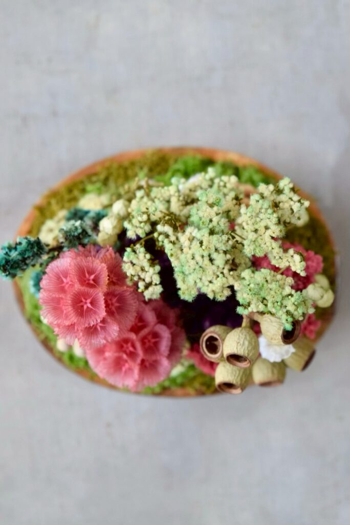 東京の花屋 叢屋Kusamurayaのドライフラワーインテリア雑貨。アンティーク調の木皿(ウッドプレート)を使った、自宅用やギフト用に人気のアレンジメント。