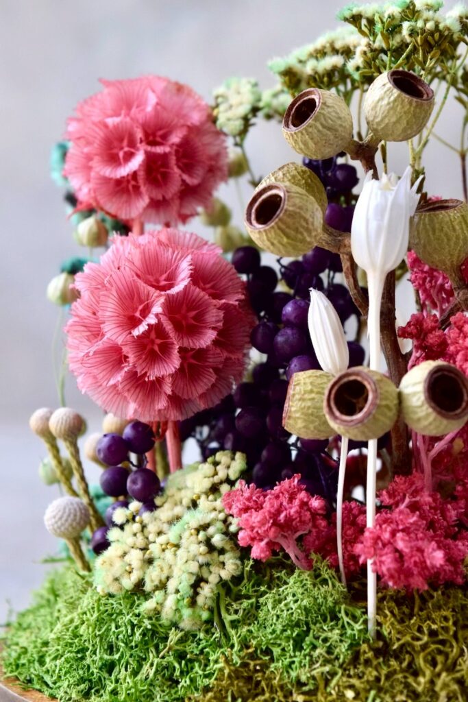 東京の花屋 叢屋Kusamurayaのドライフラワーインテリア雑貨。アンティーク調の木皿(ウッドプレート)を使った、自宅用やギフト用に人気のアレンジメント。