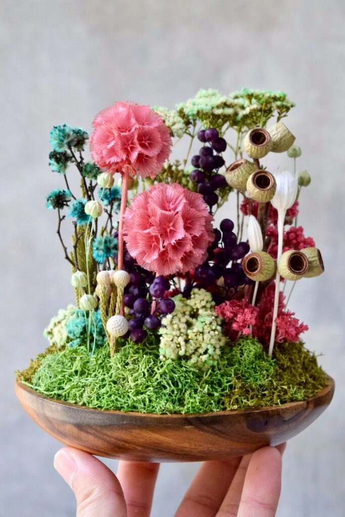 東京の花屋 叢屋Kusamurayaのドライフラワーインテリア雑貨。アンティーク調の木皿(ウッドプレート)を使った、自宅用やギフト用に人気のアレンジメント。