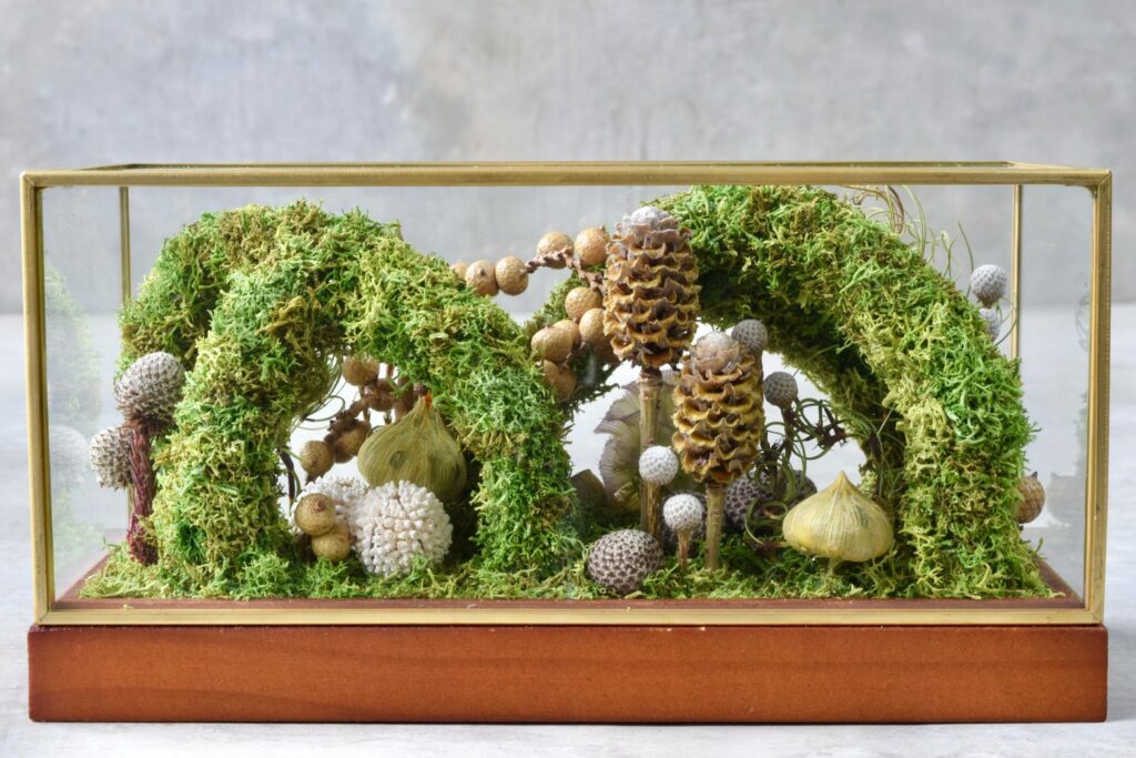 東京の花屋 叢屋Kusamurayaのドライフラワーインテリア雑貨。アンティーク調ガラスケース入りで、自宅用やギフト用に人気のアレンジメント。