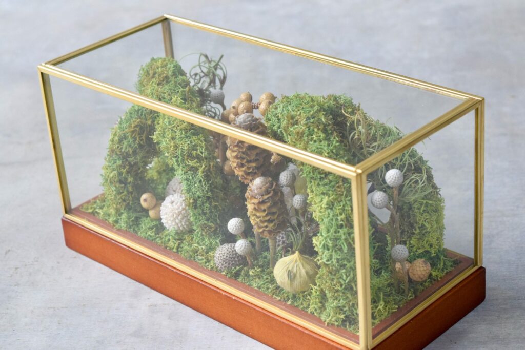 東京の花屋 叢屋Kusamurayaのドライフラワーインテリア雑貨。アンティーク調ガラスケース入りで、自宅用やギフト用に人気のアレンジメント。