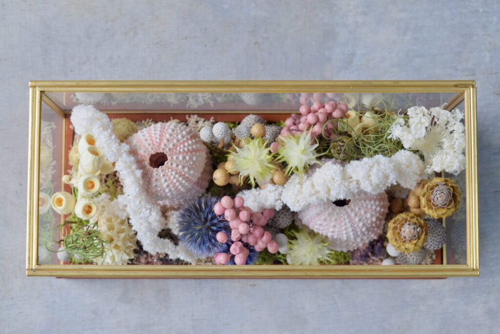 東京の花屋 叢屋Kusamurayaのドライフラワーインテリア雑貨。アンティーク調ガラスケース入りで、自宅用やギフト用に人気のアレンジメント。