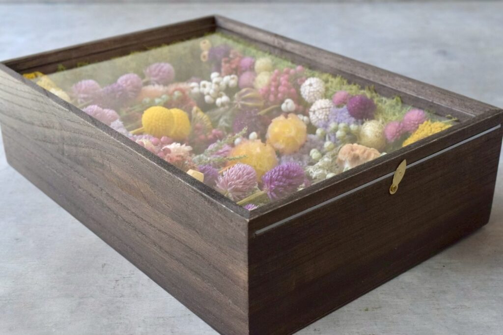 東京の花屋 叢屋Kusamurayaのドライフラワーインテリア雑貨。アンティーク調の木製フレーム(ウッドボックス)を使った、自宅用やギフト用に人気のアレンジメント。