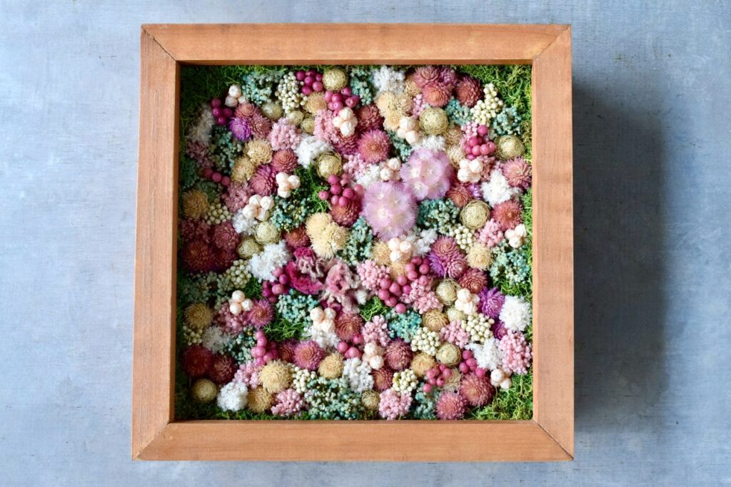 東京の花屋 叢屋Kusamurayaのドライフラワーインテリア雑貨。アンティーク調の木製フレーム(ウッドボックス)を使った、自宅用やギフト用に人気のアレンジメント。