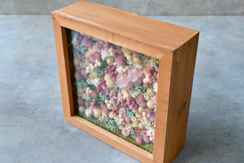 東京の花屋 叢屋Kusamurayaのドライフラワーインテリア雑貨。アンティーク調の木製フレーム(ウッドボックス)を使った、自宅用やギフト用に人気のアレンジメント。