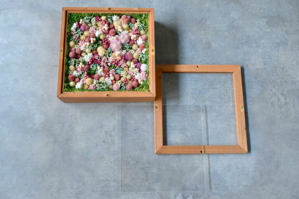 東京の花屋 叢屋Kusamurayaのドライフラワーインテリア雑貨。アンティーク調の木製フレーム(ウッドボックス)を使った、自宅用やギフト用に人気のアレンジメント。