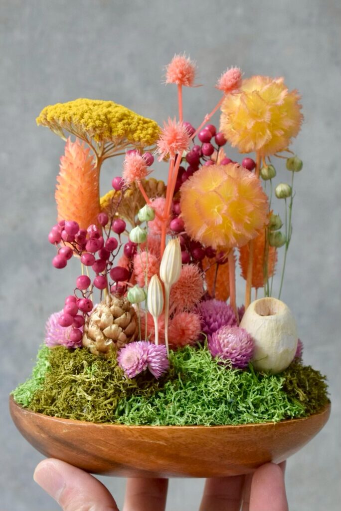 東京の花屋 叢屋Kusamurayaのドライフラワーインテリア雑貨。アンティーク調の木皿(ウッドプレート)を使った、自宅用やギフト用に人気のアレンジメント。