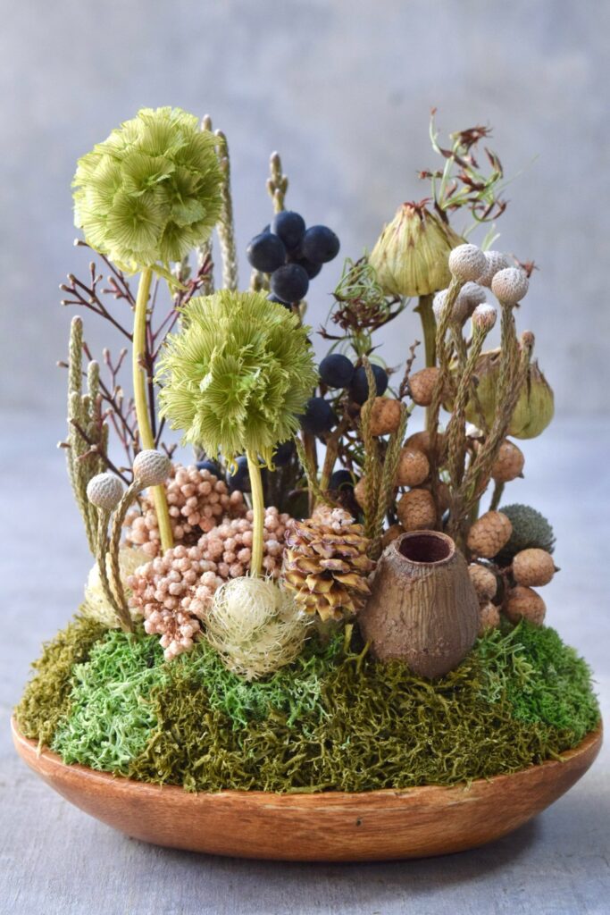 東京の花屋 叢屋Kusamurayaのドライフラワーインテリア雑貨。アンティーク調の木皿(ウッドプレート)を使った、自宅用やギフト用に人気のアレンジメント。