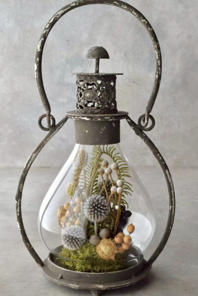 叢屋が手がけるシャビーな風合いのランタン内部にドライフラワーが詰まったボタニカルインテリア。