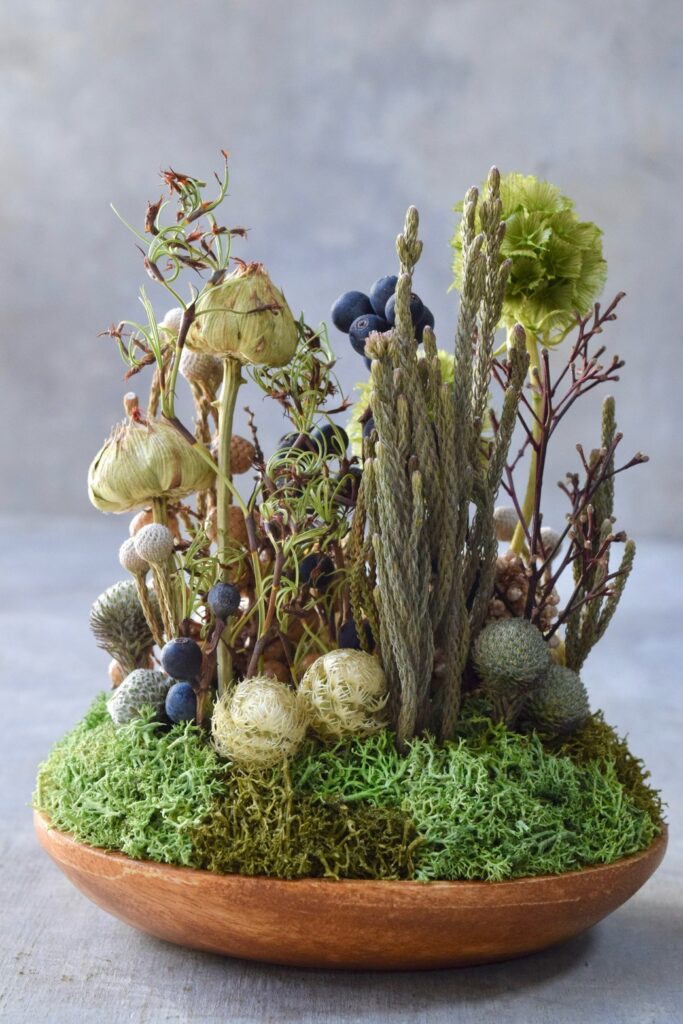 東京の花屋 叢屋Kusamurayaのドライフラワーインテリア雑貨。アンティーク調の木皿(ウッドプレート)を使った、自宅用やギフト用に人気のアレンジメント。