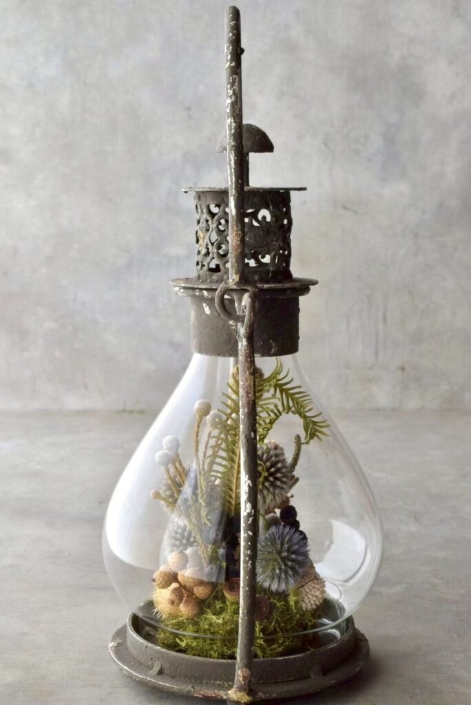 叢屋が手がけるシャビーな風合いのランタン内部にドライフラワーが詰まったボタニカルインテリア。