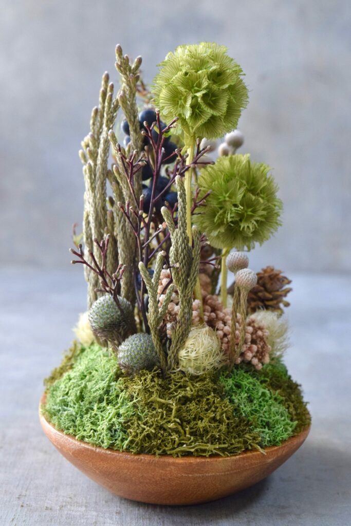 東京の花屋 叢屋Kusamurayaのドライフラワーインテリア雑貨。アンティーク調の木皿(ウッドプレート)を使った、自宅用やギフト用に人気のアレンジメント。