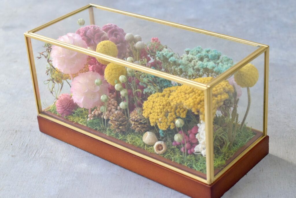 東京の花屋 叢屋Kusamurayaのドライフラワーインテリア雑貨。アンティーク調ガラスケース入りで、自宅用やギフト用に人気のアレンジメント。