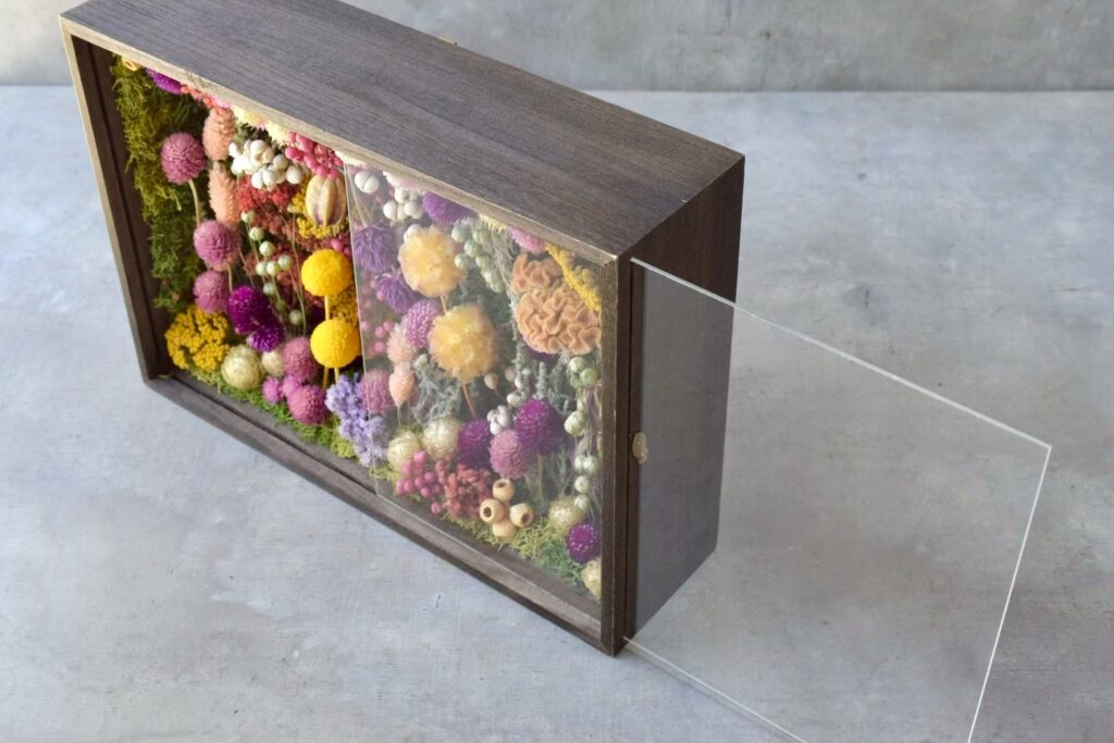 東京の花屋 叢屋Kusamurayaのドライフラワーインテリア雑貨。アンティーク調の木製フレーム(ウッドボックス)を使った、自宅用やギフト用に人気のアレンジメント。