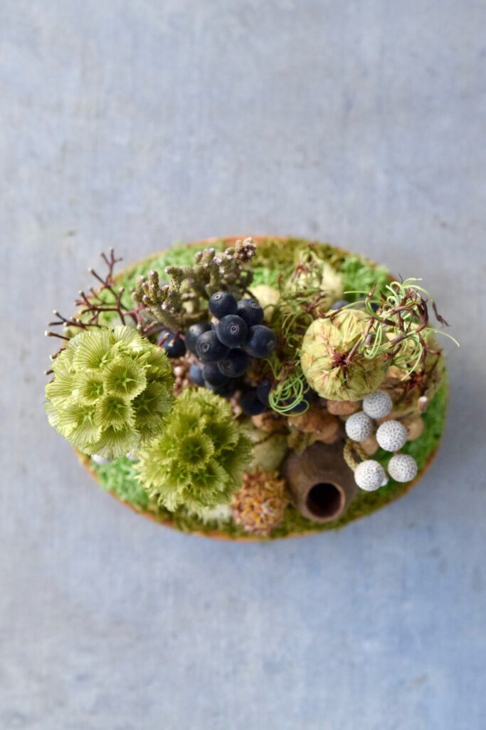 東京の花屋 叢屋Kusamurayaのドライフラワーインテリア雑貨。アンティーク調の木皿(ウッドプレート)を使った、自宅用やギフト用に人気のアレンジメント。