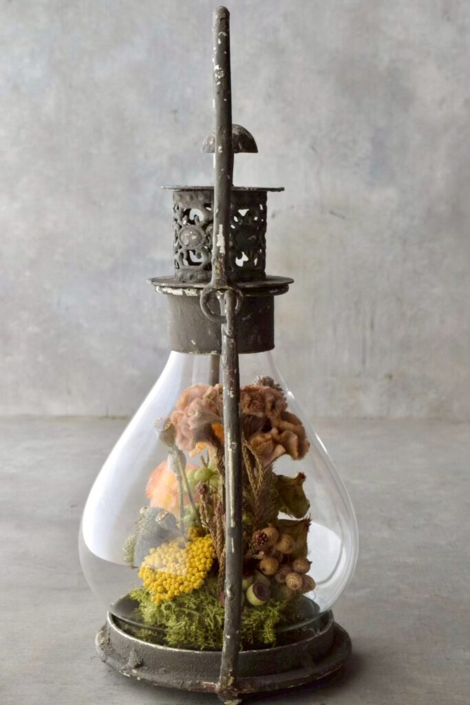 東京の花屋「叢屋Kusamuraya」のドライフラワーと流木を組み合わせたインテリア雑貨。自宅の装飾やギフトに人気のアレンジメント。