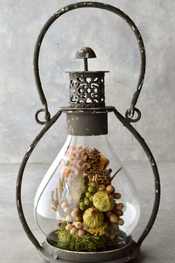 東京の花屋「叢屋Kusamuraya」のドライフラワーと流木を組み合わせたインテリア雑貨。自宅の装飾やギフトに人気のアレンジメント。