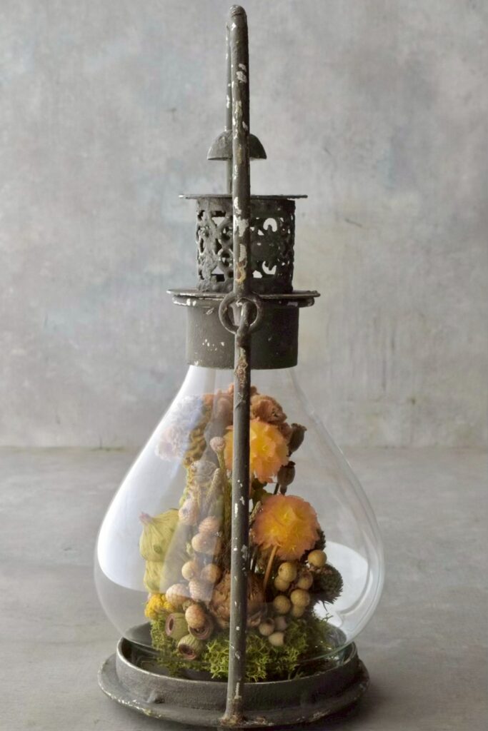 東京の花屋「叢屋Kusamuraya」のドライフラワーと流木を組み合わせたインテリア雑貨。自宅の装飾やギフトに人気のアレンジメント。