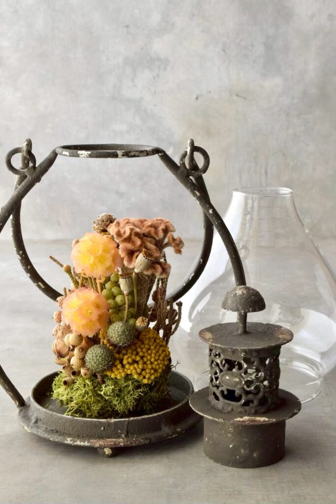 東京の花屋「叢屋Kusamuraya」のドライフラワーと流木を組み合わせたインテリア雑貨。自宅の装飾やギフトに人気のアレンジメント。