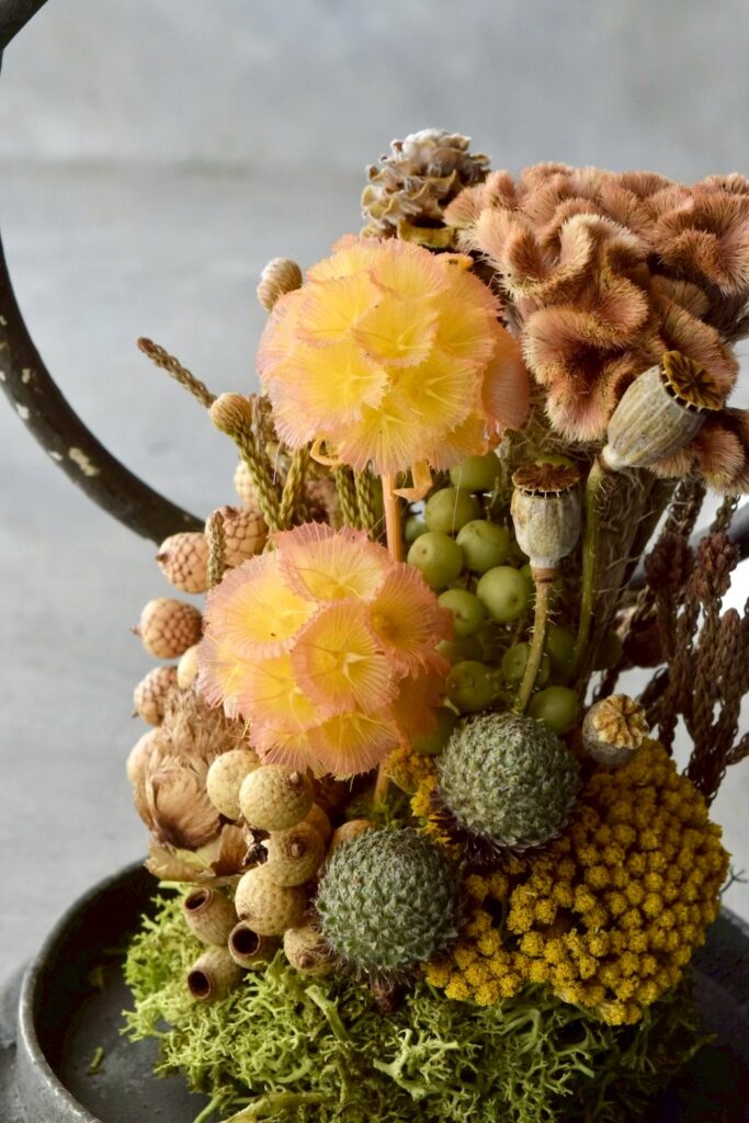 東京の花屋「叢屋Kusamuraya」のドライフラワーと流木を組み合わせたインテリア雑貨。自宅の装飾やギフトに人気のアレンジメント。