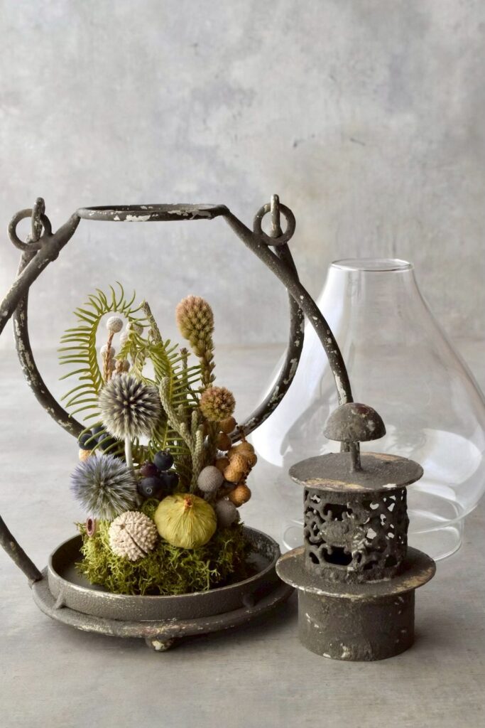 叢屋が手がけるシャビーな風合いのランタン内部にドライフラワーが詰まったボタニカルインテリア。