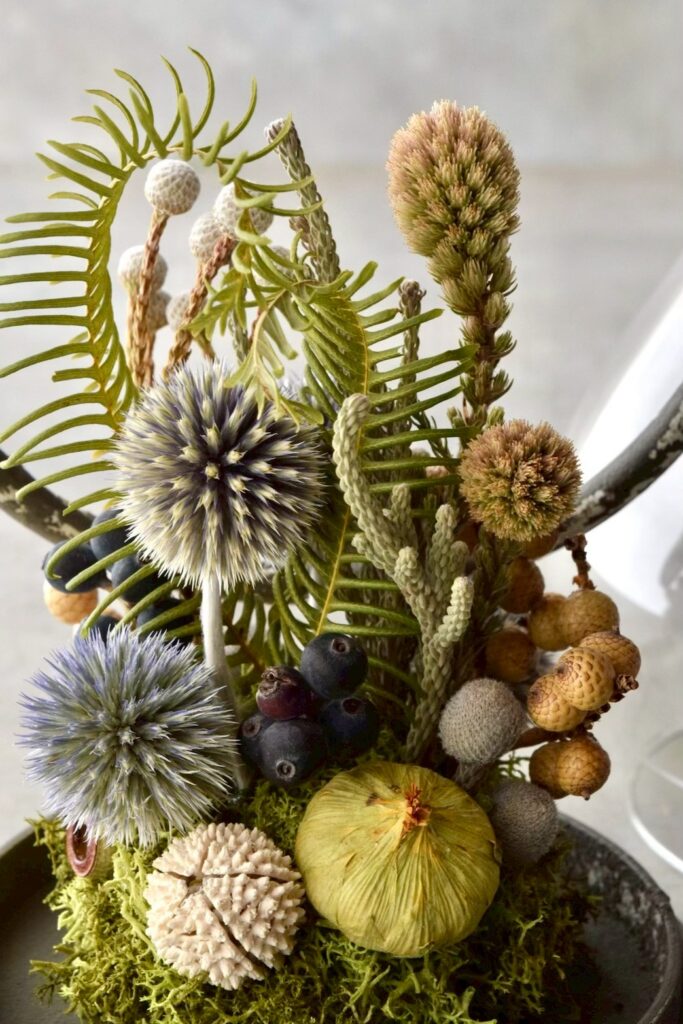 叢屋が手がけるシャビーな風合いのランタン内部にドライフラワーが詰まったボタニカルインテリア。