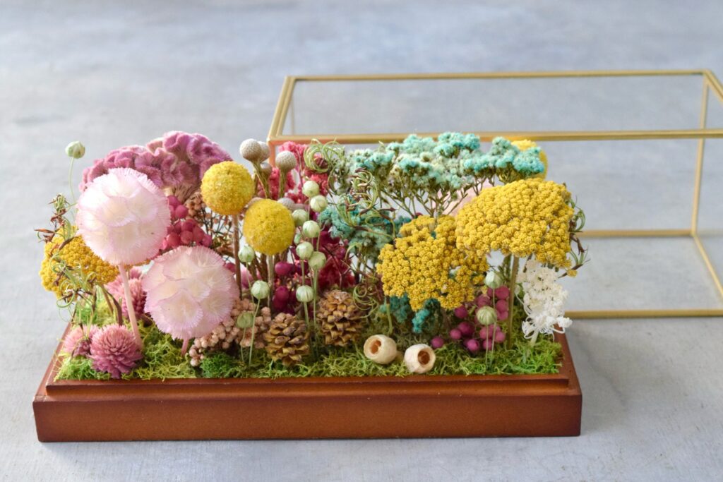 東京の花屋 叢屋Kusamurayaのドライフラワーインテリア雑貨。アンティーク調ガラスケース入りで、自宅用やギフト用に人気のアレンジメント。