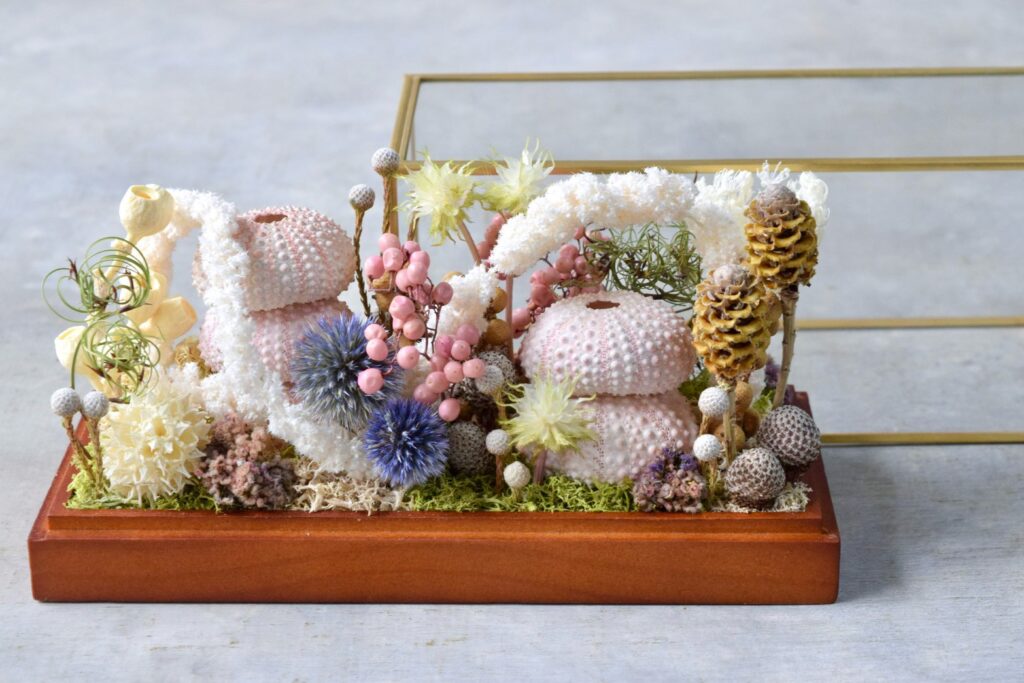 東京の花屋 叢屋Kusamurayaのドライフラワーインテリア雑貨。アンティーク調ガラスケース入りで、自宅用やギフト用に人気のアレンジメント。