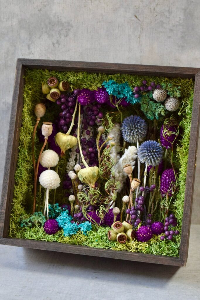 植物が群生して息づくような、不思議で奇妙な世界を閉じ込めた東京の花屋『叢屋kusamuraya』の植物インテリア。澄んだブルーがアクセントの、壁掛けに出来る立体装飾。