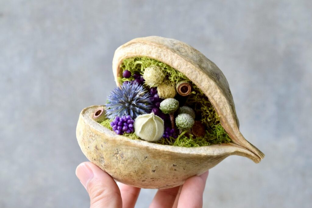 東京の花屋『叢屋kusamuraya』が手がける幸福をもたらすと言われる縁起物のブッダナッツを器にしたドライフラワーアレンジ