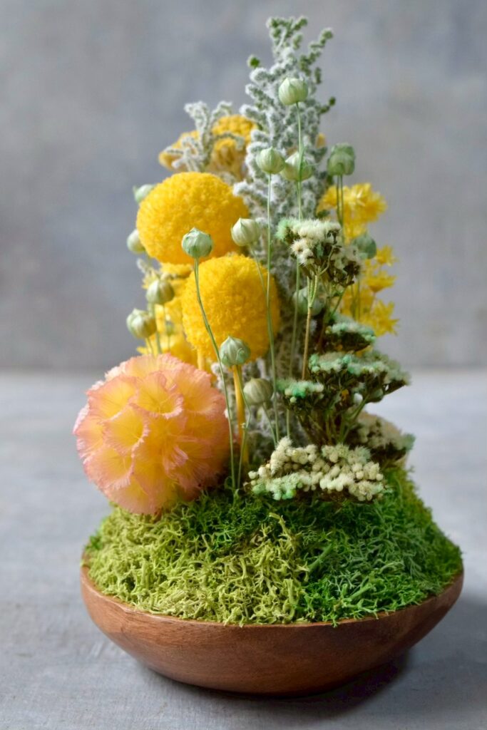 東京の花屋 叢屋Kusamurayaのドライフラワーインテリア雑貨。アンティーク調の木皿(ウッドプレート)を使った、自宅用やギフト用に人気のアレンジメント。